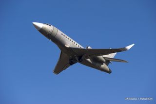 Superbe Dassault Falcon 900LX en vol d’essais.