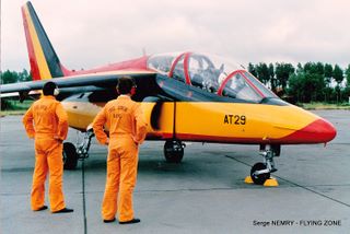 Sous l’œil averti du cross servicing de Koksijde l’AT-29 ‘noir jaune rouge’ roule vers la piste.