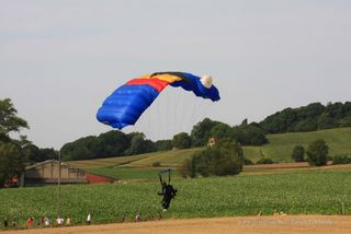 Quelques secondes de chute libre puis atterrissage à proximité des marcheurs