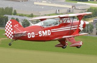 Le Pitts S-2B revient vers Temploux