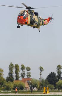 Le Seaking se prépare à remplir le seau d’eau Seaking remplissage