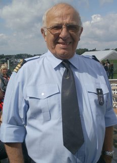 Le commandant Rémy Hoffman, commandant de l’aérodrome de Kiewit, très apprécié sur le site Il est douanier de profession et anime les fêtes de l’aéroclub grâce a sa passion pour l’accordéon.