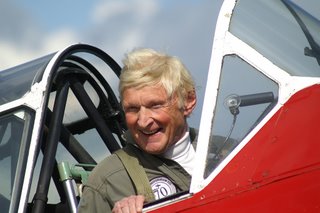 L’heureux propriétaire du T6, tout souriant après son bel atterrissage.